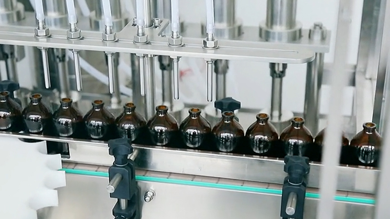 哪些商品是由自动液体灌装机灌装的？ 